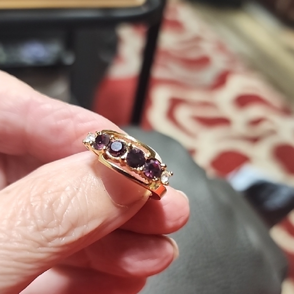Avon Goldtone Ring with Purple Gemstones - Picture 3 of 8